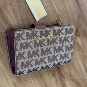 Michael Kors Jet set travel wallet- Beige Muti